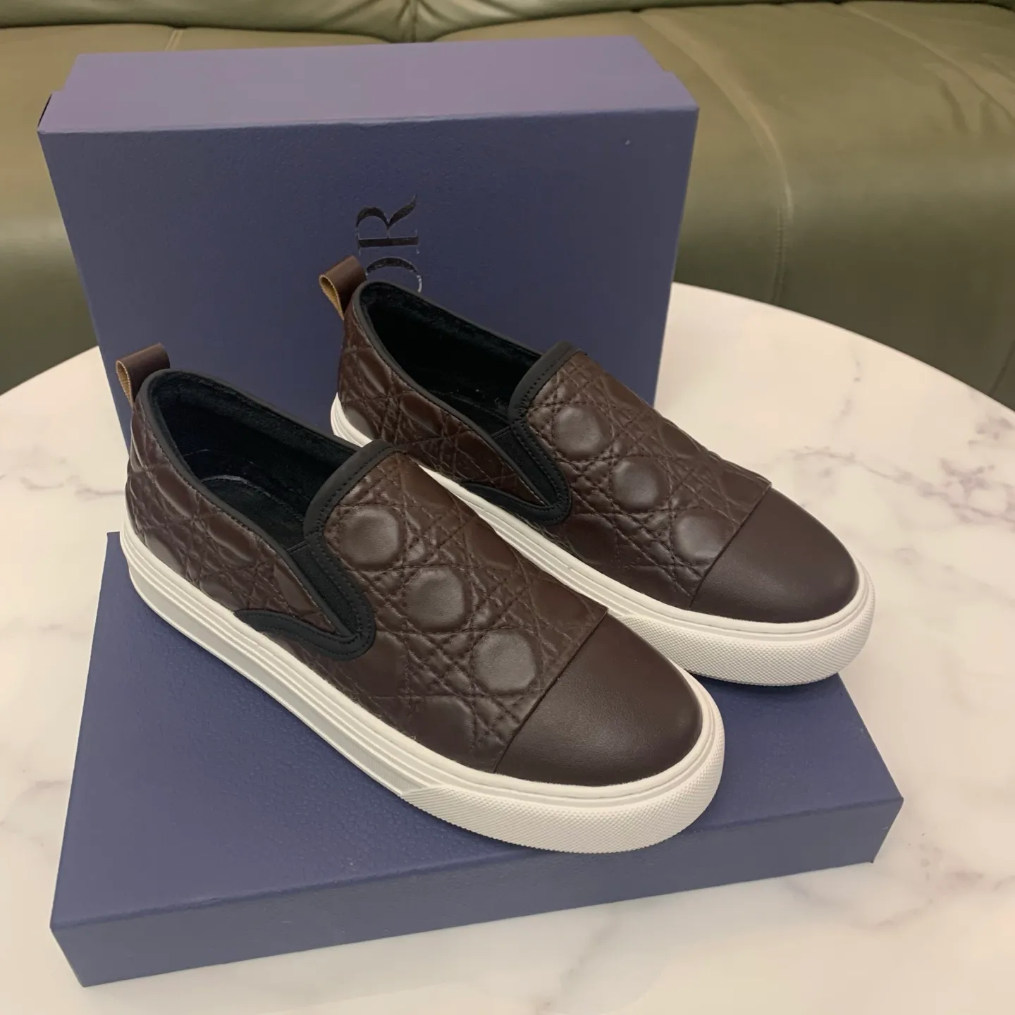 Men's men's shoes 💰400 [New style] 🧁🧁 Dior (velvet lining and leather lining are preferred when ordering) D's new product is on the market, full first-layer calfskin with embroidered classic diamond pattern D's craftsmanship, high-end and classy, ​​comfortable on the feet, versatile to wear, full of three-dimensional sense, available in 4 colors: black, coffee, gray and khaki, size: 39-44 (45 can be customized, cannot be returned)